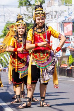 3. BEN Karnavalı 'nda Mojokerto' dan (Doğu Java) Gökkuşağı Üstü Majapahit dansı