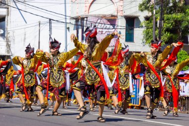 3. BEN Karnavalı 'nda Doğu Java' dan Remo dansı. Remo Dansı genellikle savaş alanında savaşan bir prensin hikayesini gösterir..