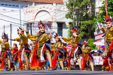 3. BEN Karnavalı 'nda Doğu Java' dan Remo dansı. Remo Dansı genellikle savaş alanında savaşan bir prensin hikayesini gösterir..