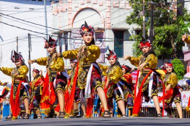3. BEN Karnavalı 'nda Doğu Java' dan Remo dansı. Remo Dansı genellikle savaş alanında savaşan bir prensin hikayesini gösterir..