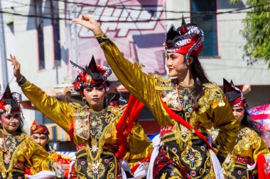 3. BEN Karnavalı 'nda Doğu Java' dan Remo dansı. Remo Dansı genellikle savaş alanında savaşan bir prensin hikayesini gösterir..