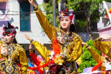 3. BEN Karnavalı 'nda Doğu Java' dan Remo dansı. Remo Dansı genellikle savaş alanında savaşan bir prensin hikayesini gösterir..
