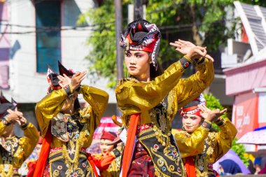 3. BEN Karnavalı 'nda Doğu Java' dan Remo dansı. Remo Dansı genellikle savaş alanında savaşan bir prensin hikayesini gösterir..