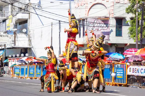 stock image Rainbow Over Majapahit dance from Mojokerto (East Java) on the 3rd BEN Carnival