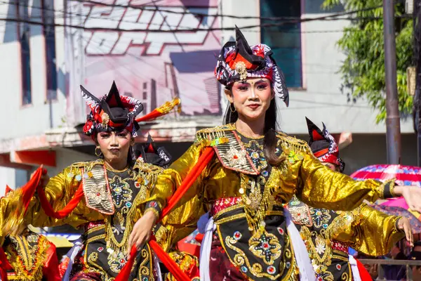 stock image Remo dance from East Java on the 3rd BEN Carnival. Remo Dance generally shows the story of a prince fighting on a battlefield.