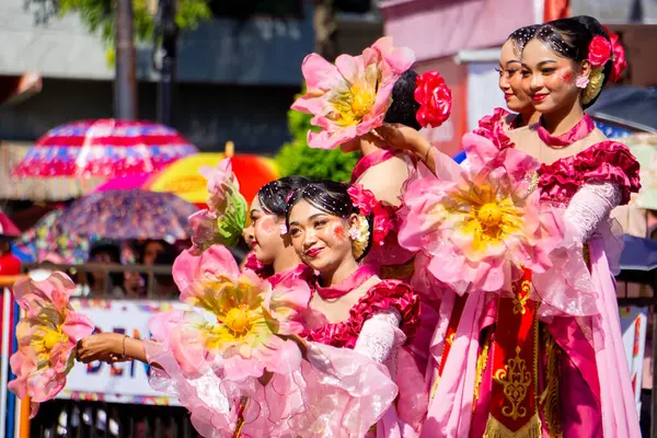 Nandakeswari ve Kutha Kembang Dansı 3. BEN Karnavalı 'nda Malang' dan. Nandakeswari neşe dolu bir melek demek.