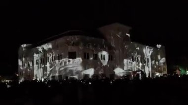 Yogyakarta 'da Sumonar Festivali. Bu etkinlik, 2019 yılından beri düzenlenen bir video haritalama ve ışık sanatları festivali.