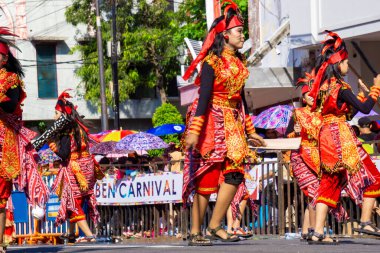 3. BEN Karnavalı 'nda Maluku' dan Cakalele dansı. Cakalele geleneksel bir Maluku savaş dansıdır. Geleneksel kutlamalarda ya da misafirleri ağırlamak için kullanılır..
