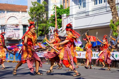 3. BEN Karnavalı 'nda Maluku' dan Cakalele dansı. Cakalele geleneksel bir Maluku savaş dansıdır. Geleneksel kutlamalarda ya da misafirleri ağırlamak için kullanılır..