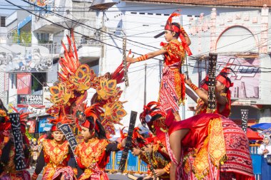 3. BEN Karnavalı 'nda Maluku' dan Cakalele dansı. Cakalele geleneksel bir Maluku savaş dansıdır. Geleneksel kutlamalarda ya da misafirleri ağırlamak için kullanılır..