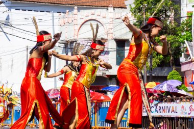 Batı Kalimantan 'dan Ketungau dansı. Bu dans bir zamanlar düşmanın başını karşılamak için kullanılırdı.