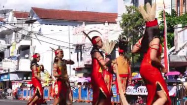 Batı Kalimantan 'dan Ketungau dansı. Bu dans bir zamanlar düşmanın başını karşılamak için kullanılırdı.