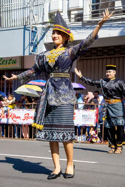 stock image Pakpak Tatak Merjuma dance from North Sumatera on the 3rd BEN Carnival. Pakpak dance is a welcoming dance or offering, such as welcoming traditional lead