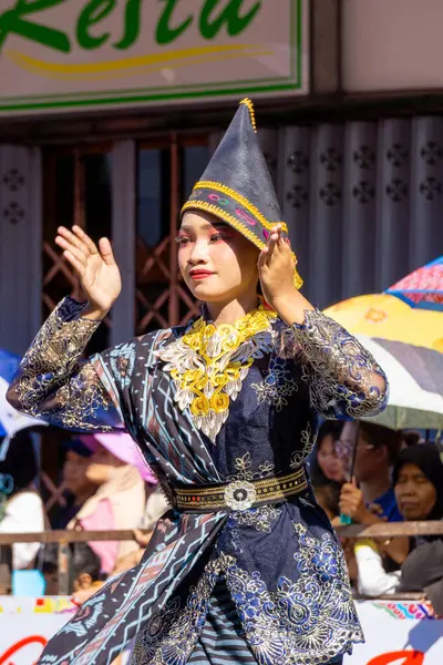 stock image Pakpak Tatak Merjuma dance from North Sumatera on the 3rd BEN Carnival. Pakpak dance is a welcoming dance or offering, such as welcoming traditional lead