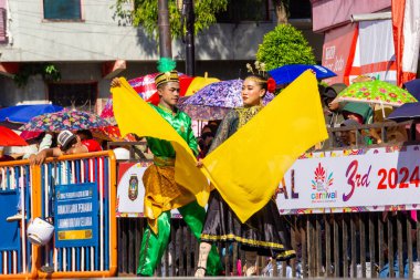 3. BEN Karnavalı 'nda Gorontalo' dan Saronde dansı. Bu dans Molihe Huali için bir araç olarak kullanılır, yani müstakbel eşine bakmak ya da gözetlemek için.