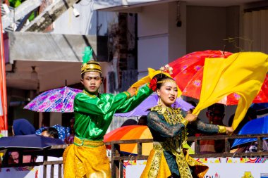 3. BEN Karnavalı 'nda Gorontalo' dan Saronde dansı. Bu dans Molihe Huali için bir araç olarak kullanılır, yani müstakbel eşine bakmak ya da gözetlemek için.