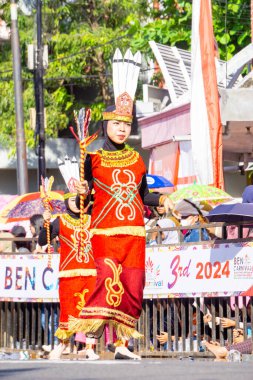 Doğu Borneo 'dan Gantar dansı. Bu dans Dayak kabilesinin misafirperverliğini ve neşesini sembolize eder.