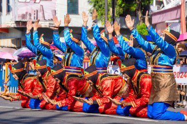 3. BEN Karnavalı 'nda Aceh' ten Ratoh Jaroe dansı. Bu dans, birliktelik, nezaket, kahramanlık, din ve birliktelik duygusunu gerçekten vurguluyor..
