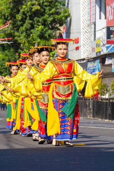 stock image Ondel-Ondel dance from Jakarta on the 3rd BEN Carnival. This dance tells the story of a Betawi ancestor who loves to dance and always maintains security, order etc