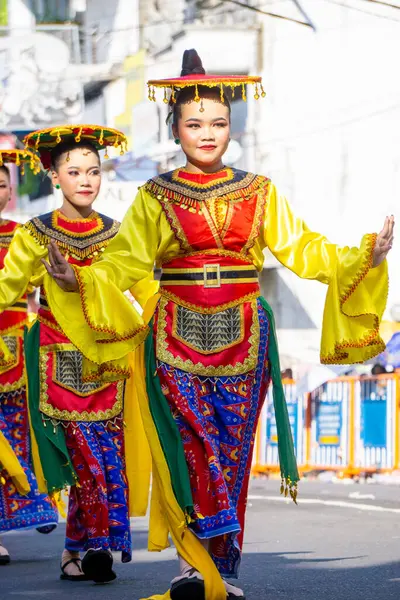 Stock image Ondel-Ondel dance from Jakarta on the 3rd BEN Carnival. This dance tells the story of a Betawi ancestor who loves to dance and always maintains security, order etc