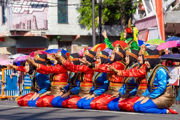 stock image Ratoh Jaroe dance from Aceh on the 3rd BEN Carnival. This dance really emphasizes the sense of togetherness, politeness, heroism, religion and togetherness.