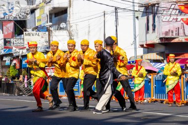 Bambu gila (Çılgın Bambu) 3. BEN Karnavalı 'nda Maluku' dan dans eder. Bu dans, sosyal hayatta karşılıklı işbirliğinin ruhunu sembolize eder..