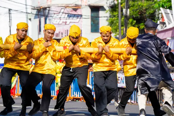 Stock image Bambu gila (Crazy bamboo) dance from Maluku on the 3rd BEN Carnival. This dance symbolizes the spirit of mutual cooperation in social life.