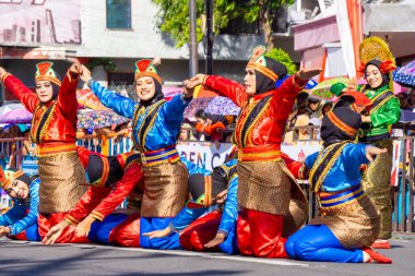 3. BEN Karnavalı 'nda Aceh' ten Ratoh Jaroe dansı. Bu dans, birliktelik, nezaket, kahramanlık, din ve birliktelik duygusunu gerçekten vurguluyor..