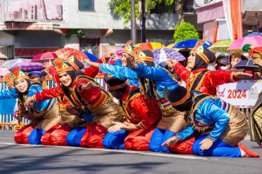 3. BEN Karnavalı 'nda Aceh' ten Ratoh Jaroe dansı. Bu dans, birliktelik, nezaket, kahramanlık, din ve birliktelik duygusunu gerçekten vurguluyor..