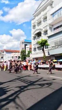 3. BEN Karnavalı 'nda Kupang' dan Kebalai dansı. Kebalai, katılımcıların el ele tutuşup dans hareketleriyle hareket ettikleri bir daire dansıdır.