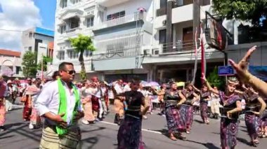 3. BEN Karnavalı 'nda Kupang' dan Kebalai dansı. Kebalai, katılımcıların el ele tutuşup dans hareketleriyle hareket ettikleri bir daire dansıdır.