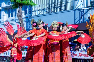 3. BEN Karnavalı 'nda Kuzey Sumatera' dan Endeng-endeng dansı. Bu dans, bir eğlence dansı ve sosyal etkileşimde neşeyi ifade etmek için bir araçtır.