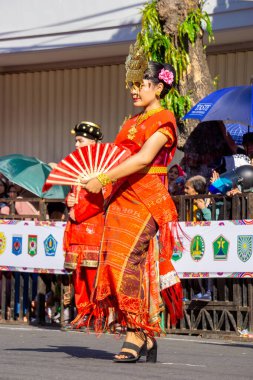 3. BEN Karnavalı 'nda Kuzey Sumatera' dan Endeng-endeng dansı. Bu dans, bir eğlence dansı ve sosyal etkileşimde neşeyi ifade etmek için bir araçtır.