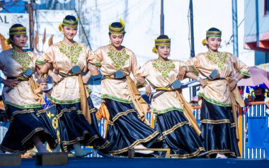 3. BEN Karnavalı 'nda Central Sulawesi' den Nobalovo dansı. Nobalovo dansı akrobatik sanatı ağaç kabuğu kumaşı ile birleştiren bir danstır..