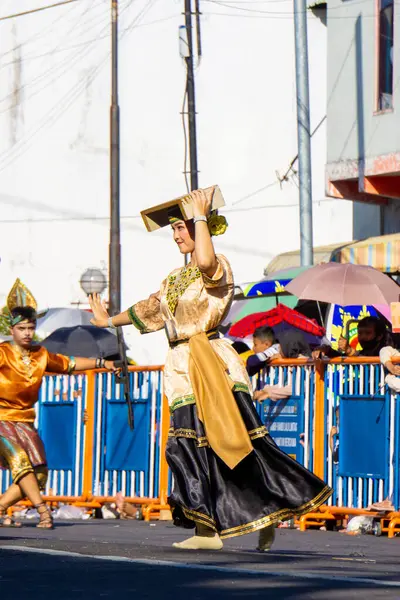 stock image Nobalovo dance from Central Sulawesi on the 3rd BEN Carnival. Nobalovo dance is a dance that combines acrobatic art with making bark cloth.