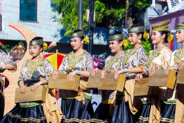 3. BEN Karnavalı 'nda Central Sulawesi' den Nobalovo dansı. Nobalovo dansı akrobatik sanatı ağaç kabuğu kumaşı ile birleştiren bir danstır..