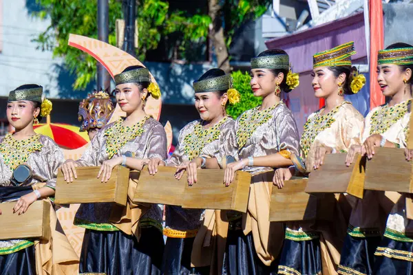 stock image Nobalovo dance from Central Sulawesi on the 3rd BEN Carnival. Nobalovo dance is a dance that combines acrobatic art with making bark cloth.