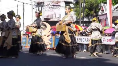 3. BEN Karnavalı 'nda Central Sulawesi' den Nobalovo dansı. Nobalovo dansı akrobatik sanatı ağaç kabuğu kumaşı ile birleştiren bir danstır..