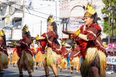 RI Mamuna Kuri Pasai Batı Papua 'dan 3. BEN Karnavalı' nda dans ediyor. Bu dans her zaman insan ruhunu kazanmak için savaşan iyi ve kötünün sembolüdür..