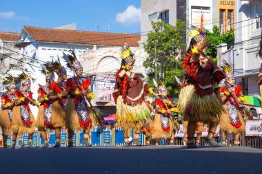 RI Mamuna Kuri Pasai Batı Papua 'dan 3. BEN Karnavalı' nda dans ediyor. Bu dans her zaman insan ruhunu kazanmak için savaşan iyi ve kötünün sembolüdür..