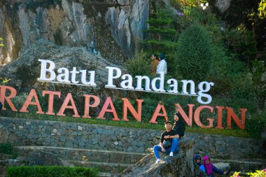 İnsanlar, Wonosobo 'nun ünlü turizm merkezlerinden Batu Pandang Ratapan Angin' de tatil yapıyorlar..