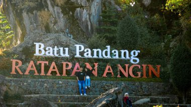 İnsanlar, Wonosobo 'nun ünlü turizm merkezlerinden Batu Pandang Ratapan Angin' de tatil yapıyorlar..