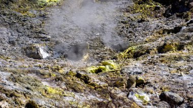 Sikidang Krateri 'ndeki (kawah sikidang) tepe Wonosobo' daki en ünlü turizm merkezlerinden biri olan duman ve sülfür dolu..