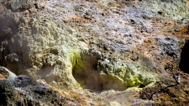 Sikidang Krateri 'ndeki (kawah sikidang) tepe Wonosobo' daki en ünlü turizm merkezlerinden biri olan duman ve sülfür dolu..