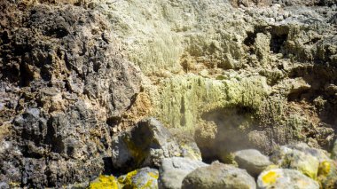 Sikidang Krateri 'ndeki (kawah sikidang) tepe Wonosobo' daki en ünlü turizm merkezlerinden biri olan duman ve sülfür dolu..