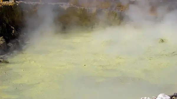 stock image Sikidang Crater (kawah sikidang) full of smoke and sulfur, one of the famous tourist destinations in Wonosobo.