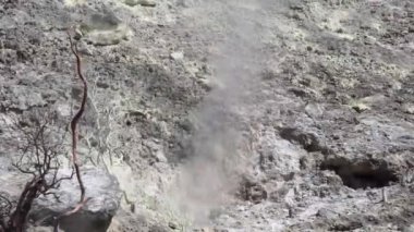 Sikidang Krateri 'ndeki (kawah sikidang) tepe Wonosobo' daki en ünlü turizm merkezlerinden biri olan duman ve sülfür dolu..