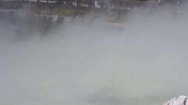 Sikidang Krateri (kawah sikidang) Wonosobo 'daki en ünlü turizm merkezlerinden biri olan duman ve sülfür dolu..