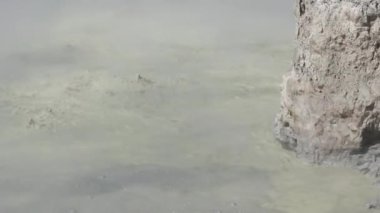 Sikidang Krateri (kawah sikidang) Wonosobo 'daki en ünlü turizm merkezlerinden biri olan duman ve sülfür dolu..