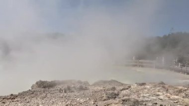 Sikidang Krateri 'nde (kawah sikidang) halk tatili, Wonosobo' nun en ünlü turizm merkezlerinden biri..